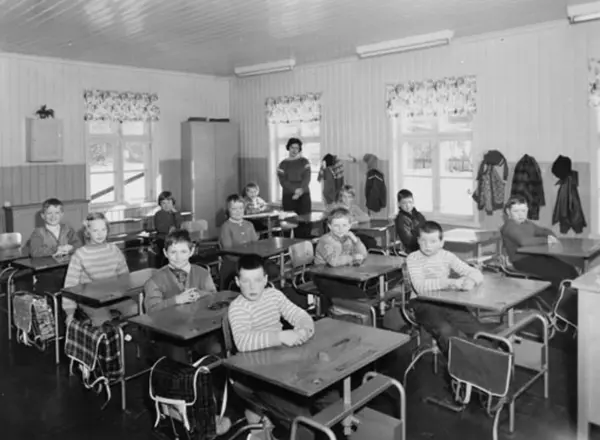 BRYHN SKOLE, 1960, ELEVER I KLASSEROM, INTERIØR, SKOLEPULTER ...