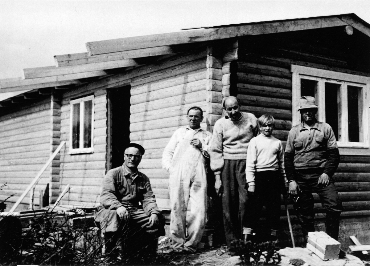 Lafting av hytte fra Hansen & Whist på Golå 1957, f. v. Alfred Skar, ukjent, Gunnar Kristian Hansen, Hans Petter Hansen, Petter Pettersen