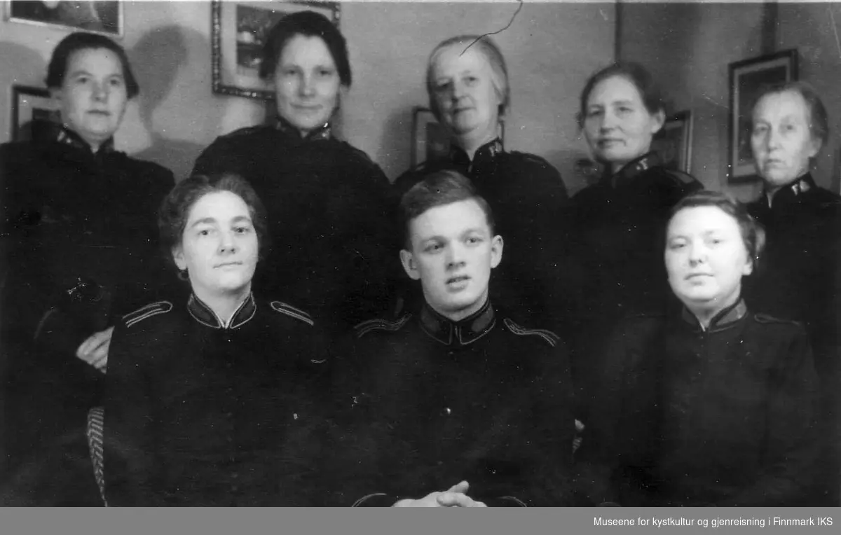 Offiserer ved Frelsesarmeen i Vardø. Bakerst fra venstre: nr. to er muligens Alette Ellingsen Foran sitter Oddne Andersen(fra Berlevåg). De øvrige kvinnene er ukjente, ca 1938