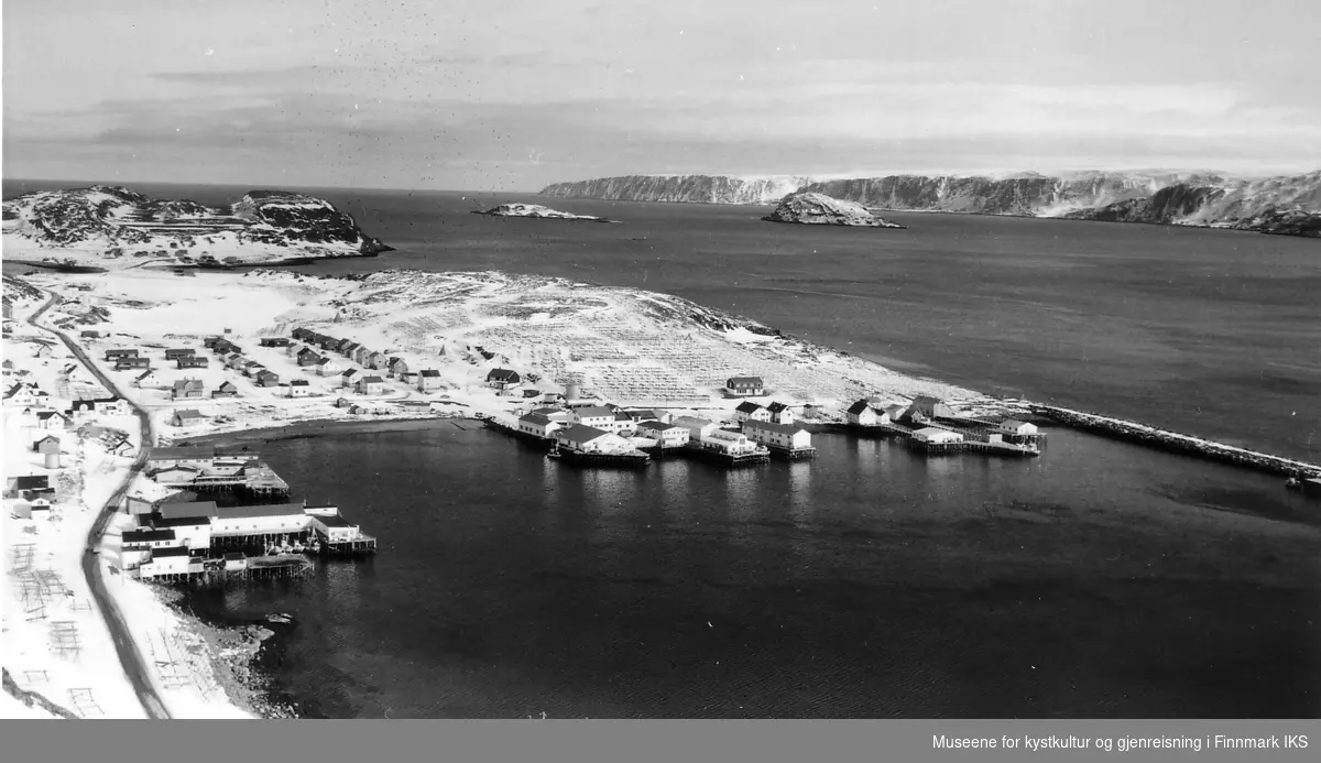 Oversiktsbilde av Kongsfjord, fotografert fra Mack-støkket mot Veines. 1977
