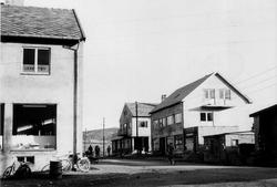 Svein Johansens butikk og Sentrumskafeèn.