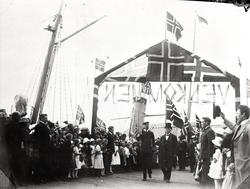 Kong Haakon VII ankommer Honningsvåg. Han passerer sammen me