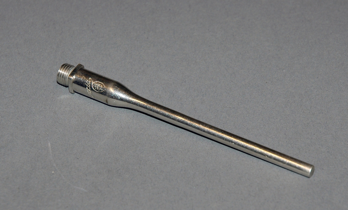 Holder med snitting, lansetten kan skrues av, vendes og oppbevares inne i holderen. Holder/en metallstangen er tykkere og uthulet i ene enden. 