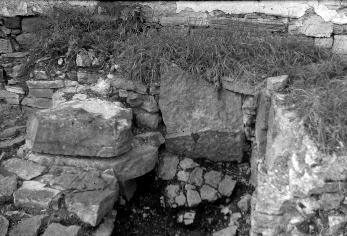 Arkeologiske undersøkelser i Hamar bispegård, Domkirkeodden, Hamar, 1957.  Bygningsrester nord for tårnruinen, Kn. HKR. 300,