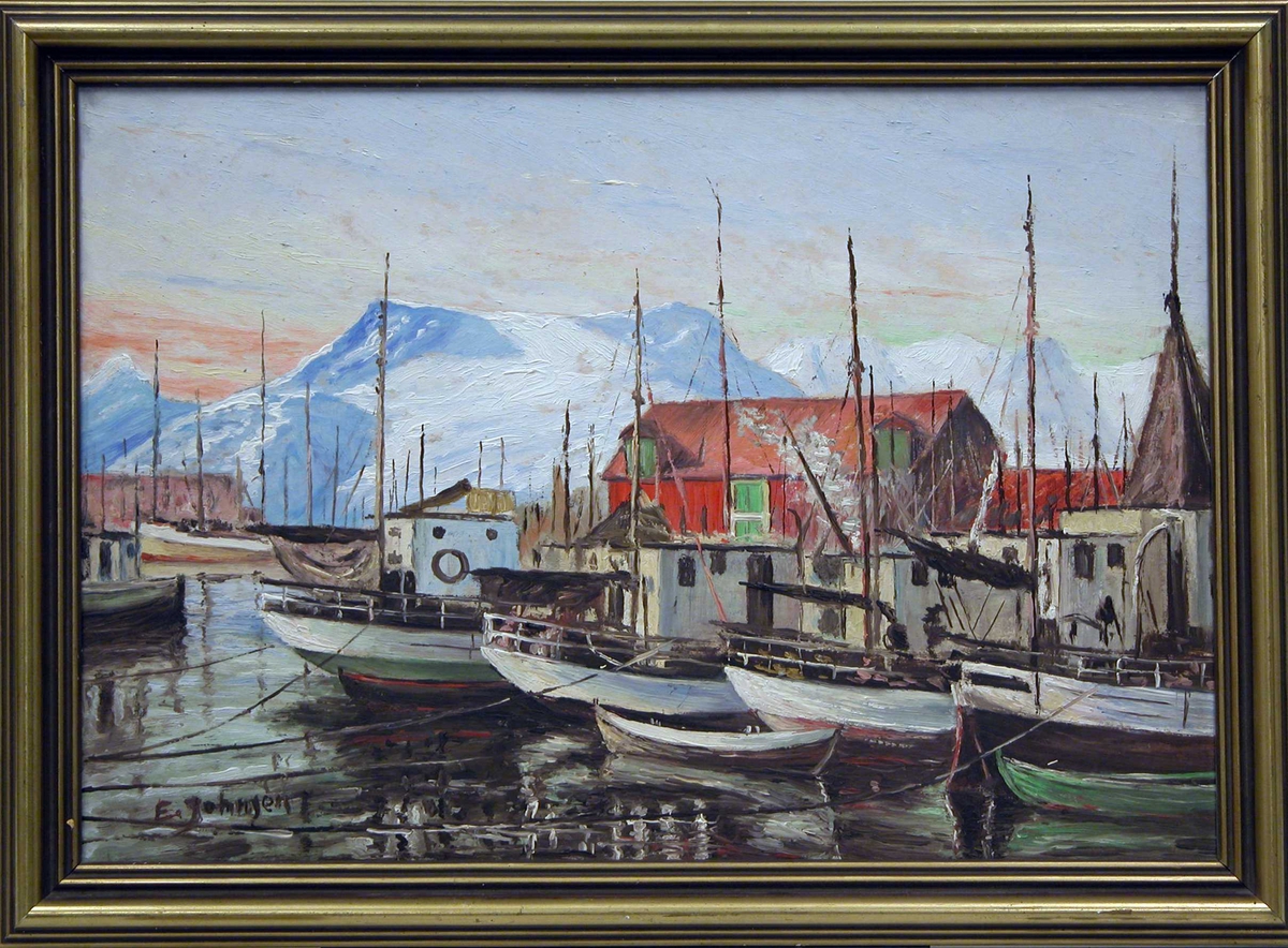 Maleri av et fiskevær. Båter og hus i forgrunnen, snøkledd fjell i bakgrunnen.