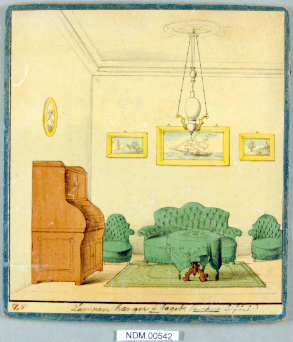 Stueinteriør. Stor lampe under taket. 4 bilder på veggene, skatoll. Grønn sofa, to stoler og stort rundt bord med grønn duk