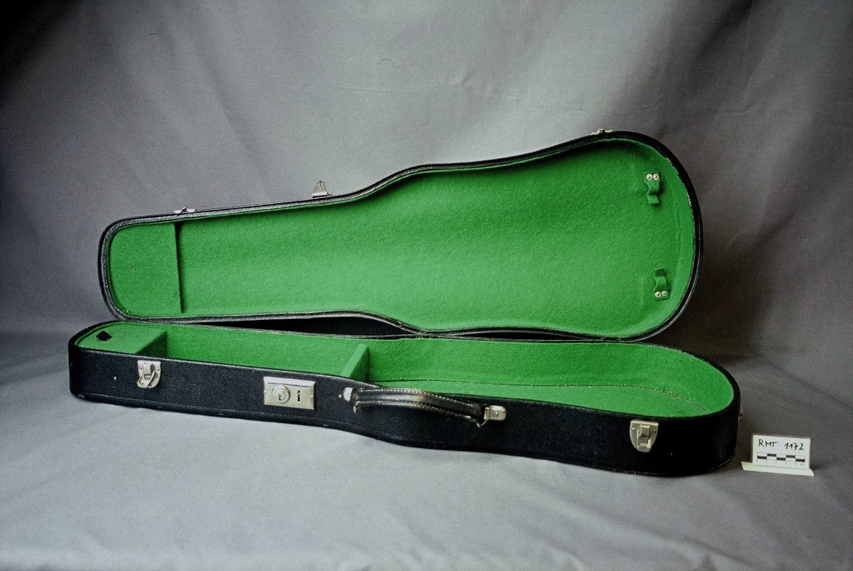 Svart kasse, trukket med grønn filt på innside. Plass for et instrument, maks. 695 langt, samt to buer.
