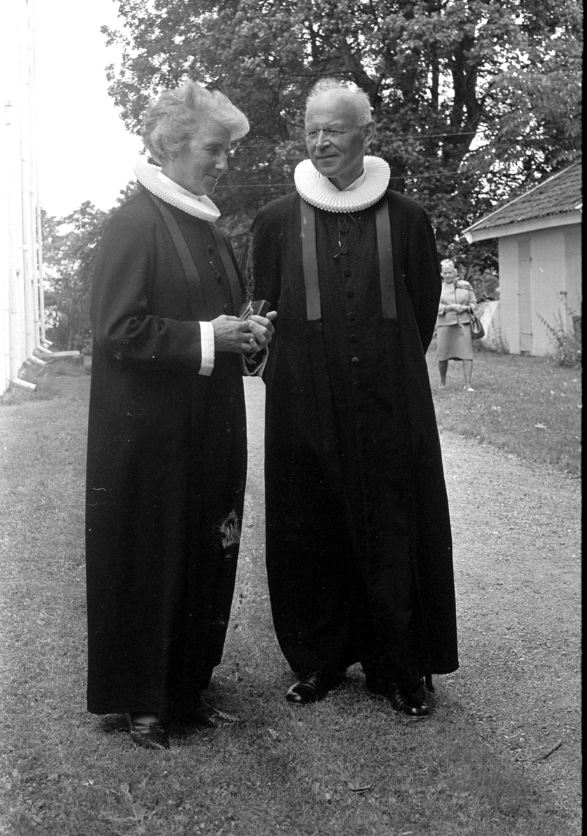 Vang kirke, gudstjeneste, prest Ingrid Bjerkås og sognepresten i Vang kommune Øystein Hovden, 24. juli 1966
