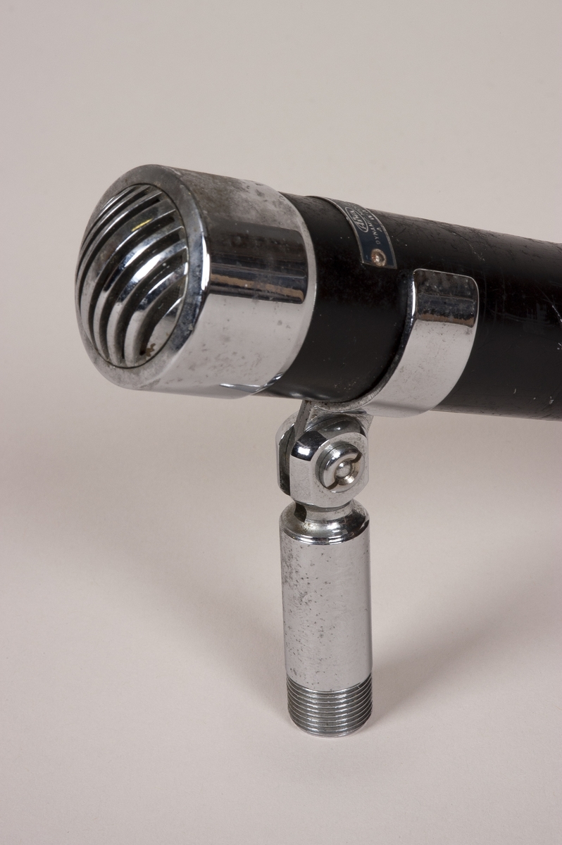 Dynamisk mikrofon, høy impedans, innebygd av- og påbryter.