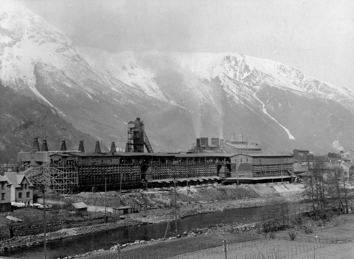 Skalltaket ved Odda Smelteverk i 1955.