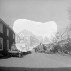 Tyske soldater og kjøretøyer utenfor Orkla Hotell.