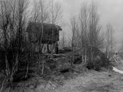 Samisk stabbur, njalle (njælla) på Bjørnheia, Vetterhusbotn 