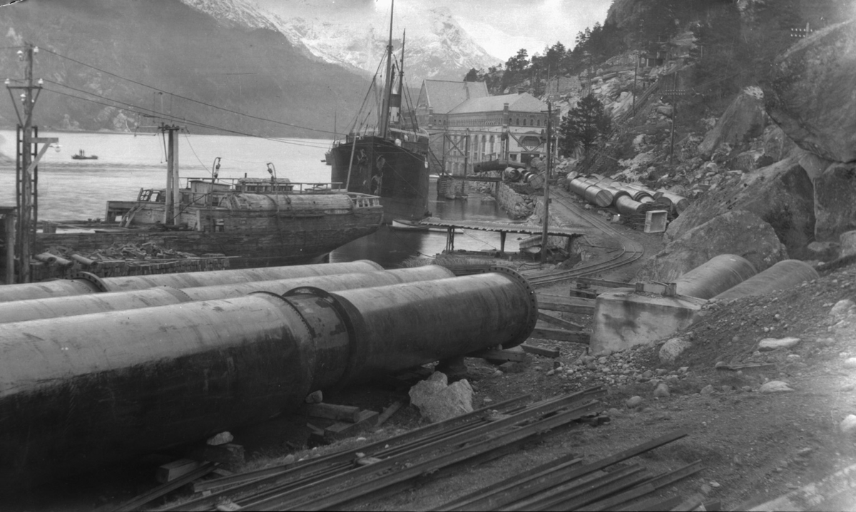 Lagring av røyr ved kaia i Tyssedal - Kraftmuseet / DigitaltMuseum