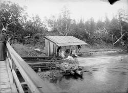 Klesvask ved et vann, kunstig elv,  Fjellheim i Meldal. 1898