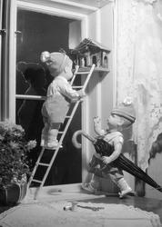 Dukker i fotograf Schrøders venteverelse.