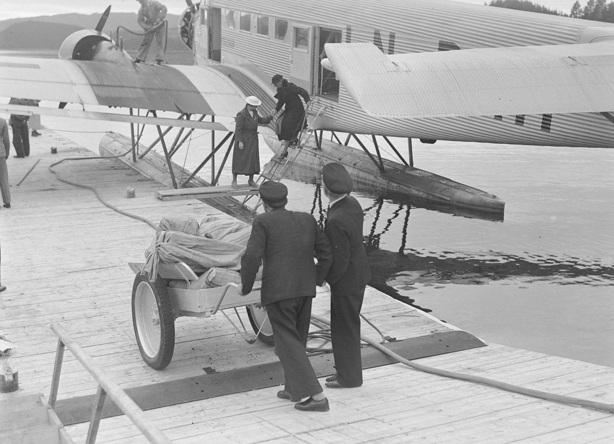 Ruteflyet Falken, Junkers Ju 52/3 LN-DAH, på Jonsvannet. Postsekker trilles ut til flyet