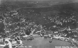 Flyfoto av Grimstad, repro av postkort fra Foto-Fly, Oslo (k
