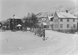 Bygningen til venstre er Teksums Hotel, bygningen til høyre 