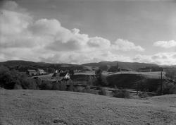 Partier fra Flå. Flå kirke og Folkvang skole i forgrunnen
