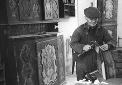 Reparasjon av skap på Trøndelag Folkemuseum.