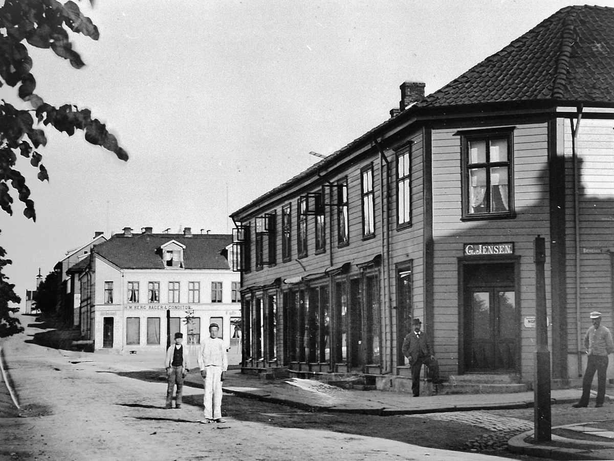 Simensgården. G. Jensen Kolonialforretning i Strandgata, Hamar. Satt opp i 1850, gården brant ned i 1946. I dag ligger "Casa Blanca" her.