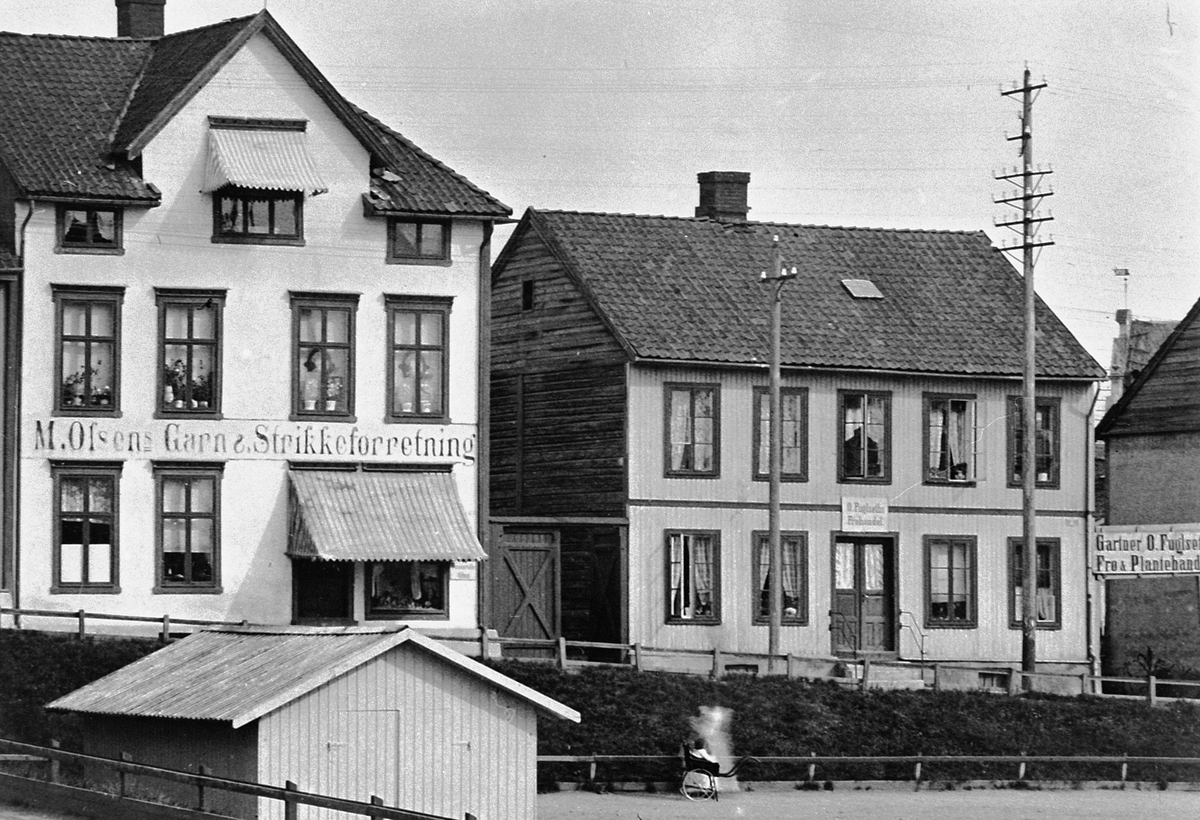 Østre torg. Bebyggelsen langs Grønnegata i Hamar. M.Olsens Garn & Strikkeforretning. O. Fuglseths Frøhandel.