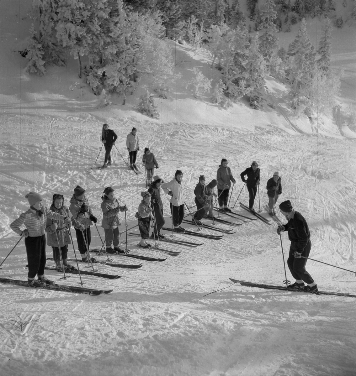 Instruksjon i svingteknikk i regi av Trondhjems Skiklub med instruktør Tore Tønseth