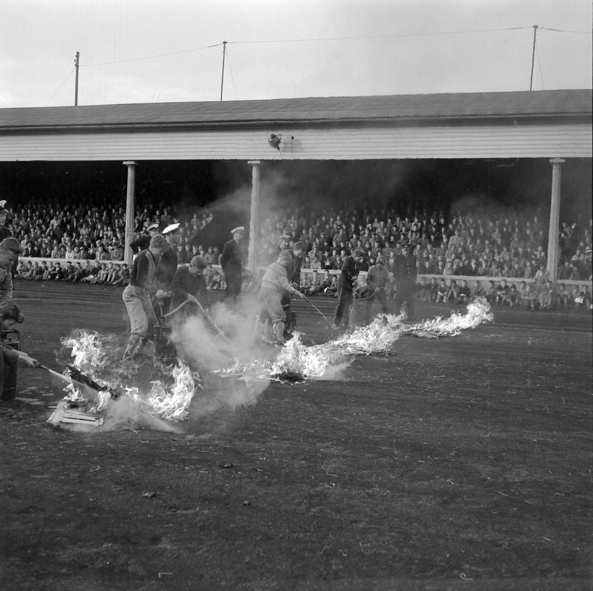 Brannmannsdagen 1955. Gutter får prøve seg på brannslukking