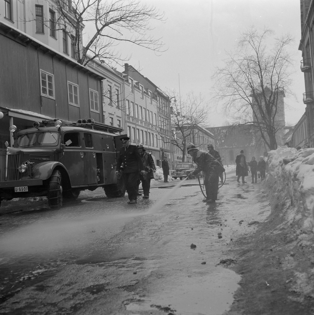 Brannvesenet spyler vekk oljesøl i Nordre gate - Sverresborg Trøndelag ...