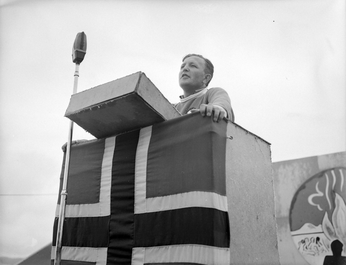 AUF, Arbeidernes Ungdomsfylking, Nordisk Sommerleir, Martodden, Hamar. 3500 nordiske og 10 spanske ungdommer var samlet. Teltleir, ungdommer, politisk tale, talerstol. 6 motiver.