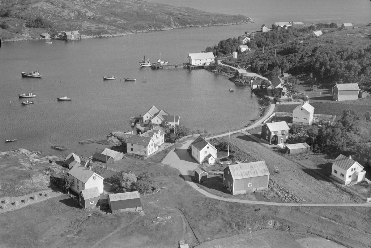 Børøysundet, Hestvika med bebyggelse og kaianlegg.