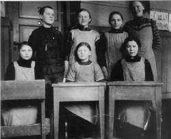 Klassebilde, gruppebilde interiør