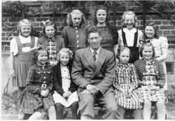 jenter, elever, lærer, foran skolebygning