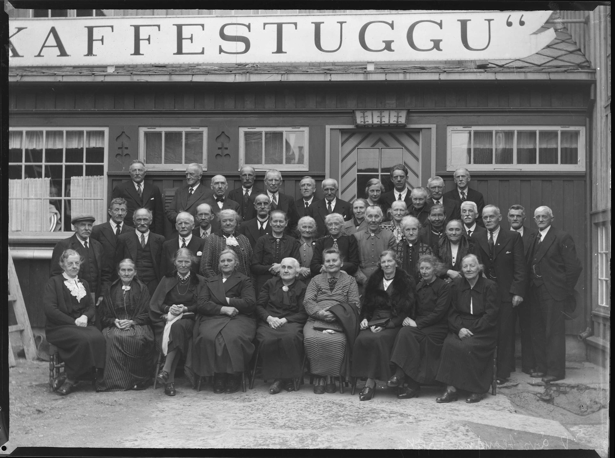 50-årskonfirmanter i Kaffestuggugården, Røros, 1943