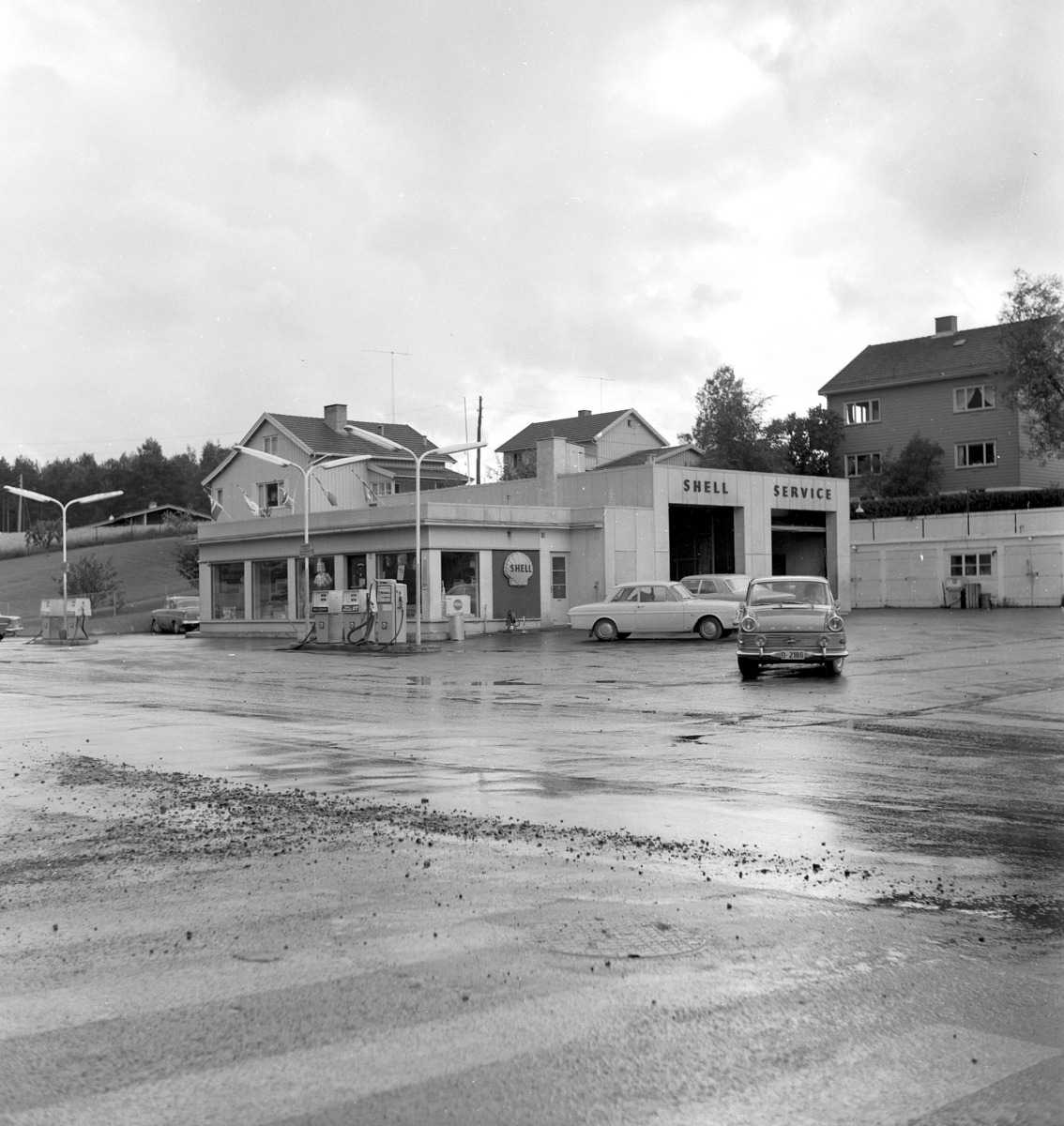 Bygningsfoto, Engens bensinstasjon. September 1967. 
Shell bensinstasjon, eksteriør, Brumunddal. Krysset Kongsvegen-Furnesvegen. 
"Kolloenkrysset" Opel D-2186. 