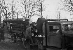 Generatordrevet tømmerbil med lesseapparat.  Bilen tilhørte 
