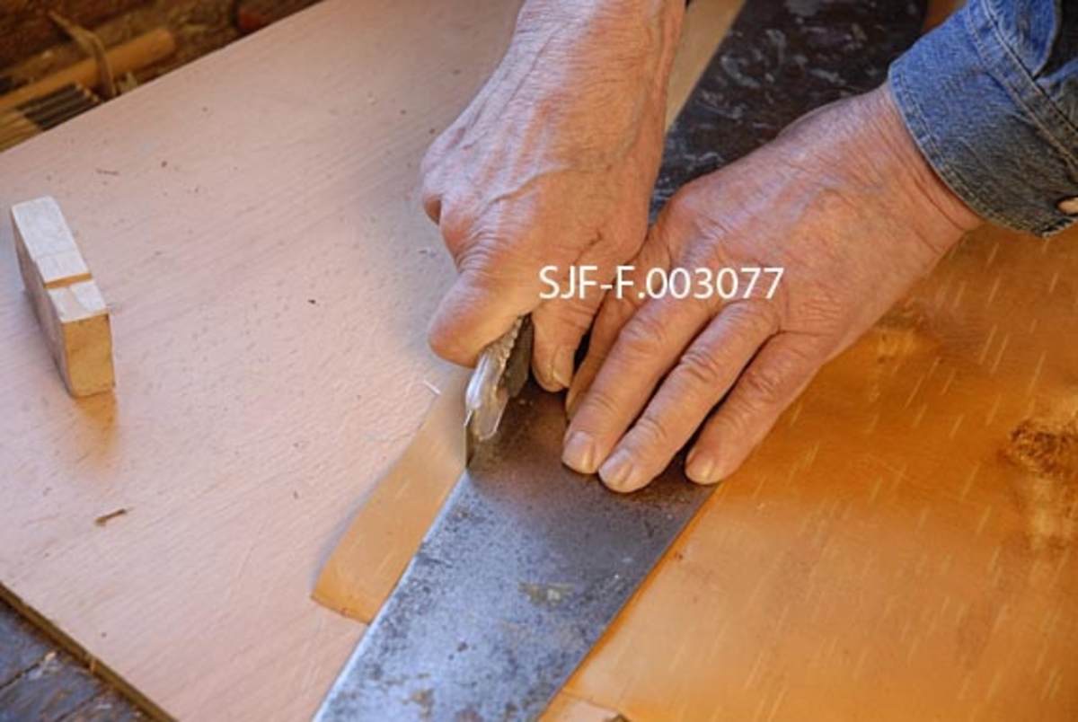Trygve Løvseth fra Åsnes i Hedmark skjærer til bredden på ei neverremse fra et neverflak. Han bruker en selvlaget mal som legges an mot en stållinjal for å få korrekt bredde. Han bruker en Stanley-kniv for å skjære. 
Fotografiet inngår i en serie med nummer SJF-F. 003071-SJF-F. 003328.