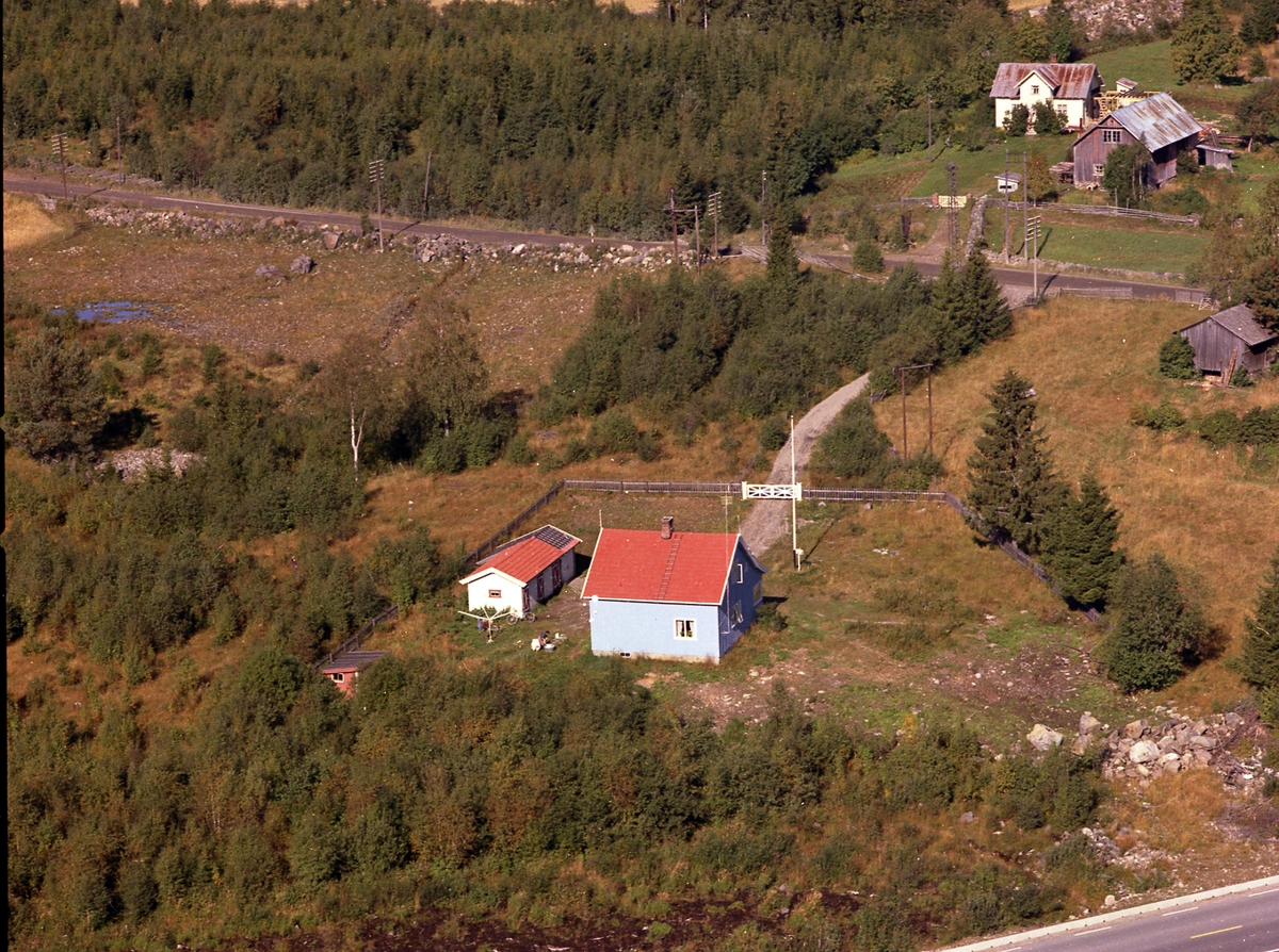 Skogly (Gnr 104/78) i Hernes (Finstadvegen 12). I øvre høyre hjørne Finstadhagen (Gnr 103/28). Løa i høyre kant av bildet lå der hvor Finstadvegen 10 nå ligger.