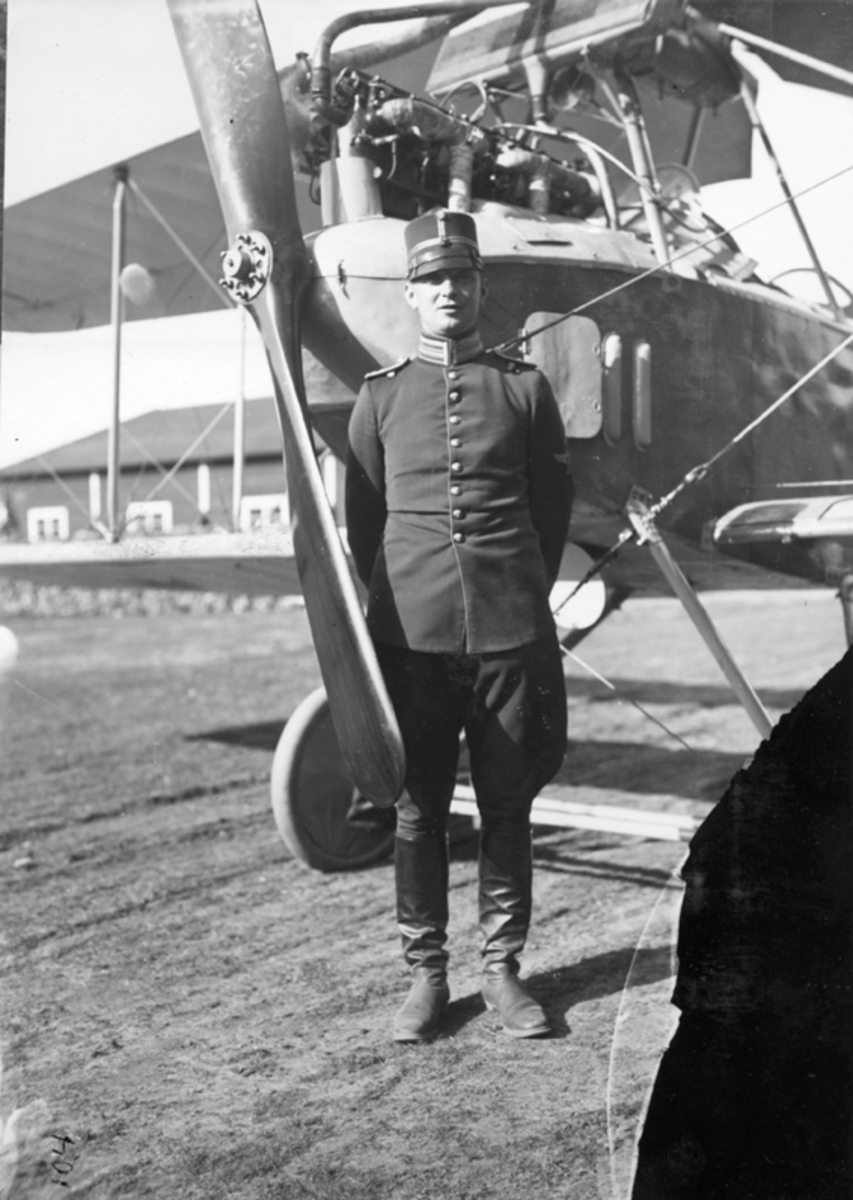 Porträtt av löjtnant vid I 12 framför flygplan Albatros BIIA.