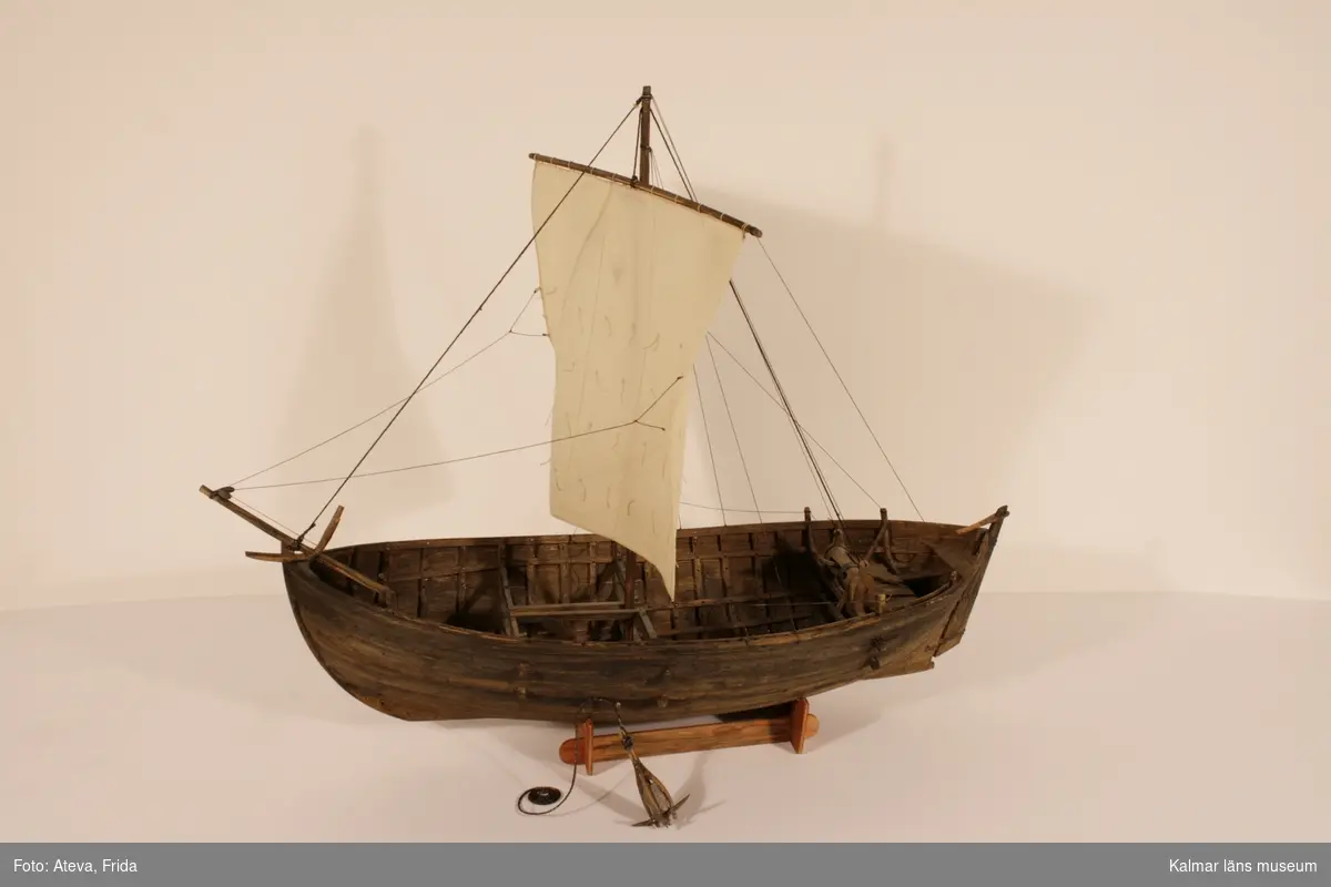 KLM 32554:2 Båtmodell. Modell av medeltidsbåt från Slottsfjärden, fynd nr I. Modellen tillverkad av Hilding Eriksson, Kalmar läns museum. Fynd nr 1, ett mindre fartyg från medeltiden, sannolikt 1200-talets mitt.