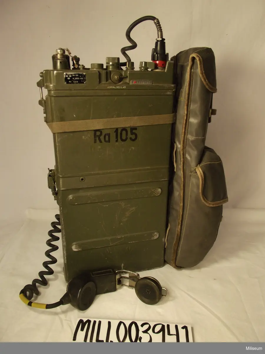 Radiostation 105

Delar: Instruktionsbok, handmikrotelefon, tillbehörsväska, bäranordning, batterilåda.  Normalantenn saknas.