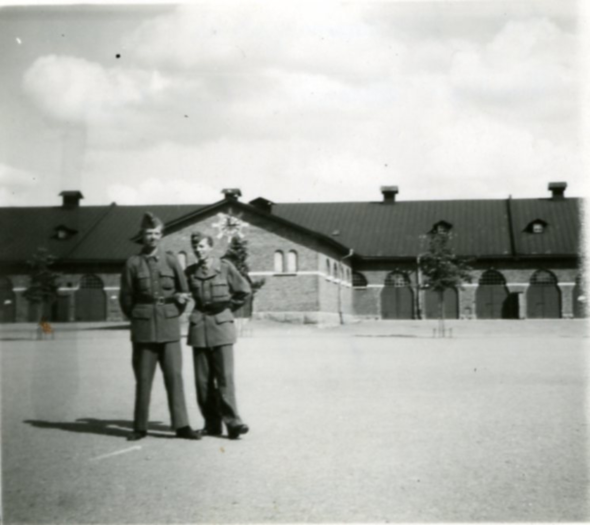 Kasern A6. Militärer i förgrunden (2 man).