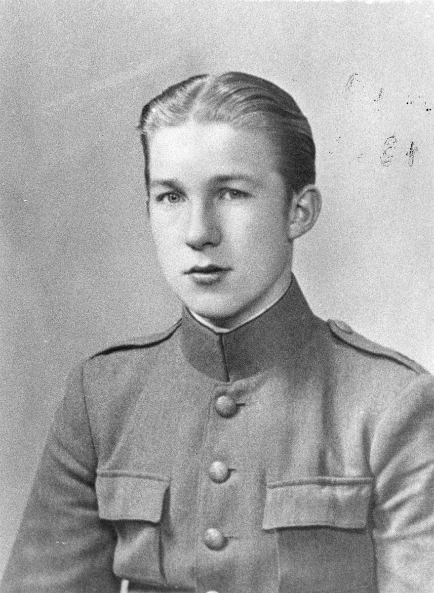 Karlsson, Rolf. Volontär, A 6. Född 1920-12-24
