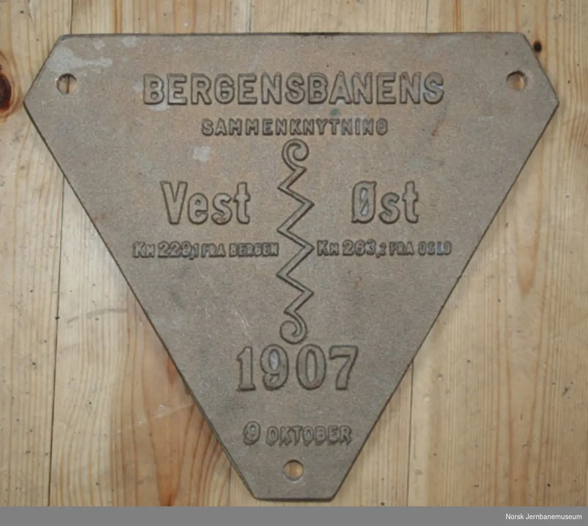 Skilt fra Bergensbanens sammenknytning ved Ustaoset i 1907 : rekonstruksjon