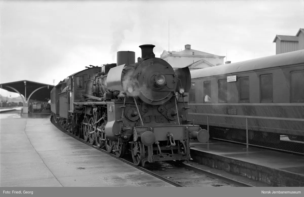 Damplokomotiv type 26c nr. 378 foran Rørosbanens dagtog 302 på  Trondheim stasjon