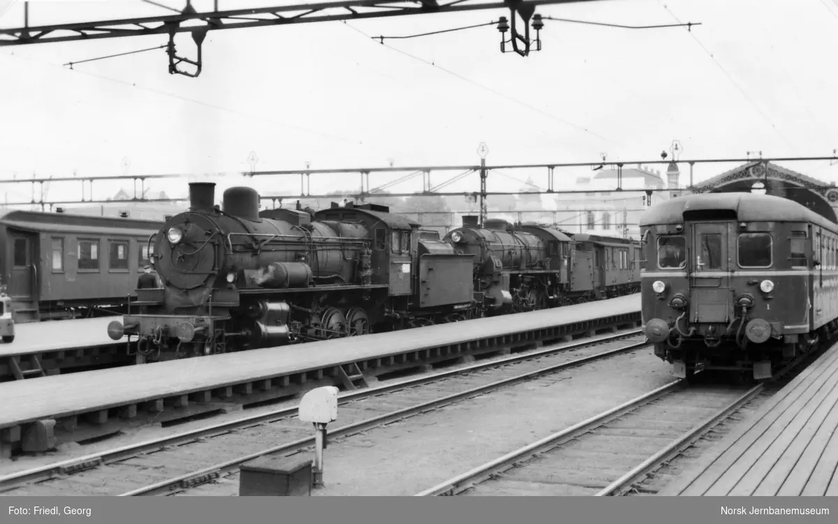 Damplokomotiv type 28a nr. 163 som ekstra forspann foran type 31b nr. 452 i Bergensbanens dagtog 601 på Oslo Ø
