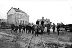Personalet på Hamar stasjon oppstilt foran en vogn på brygge
