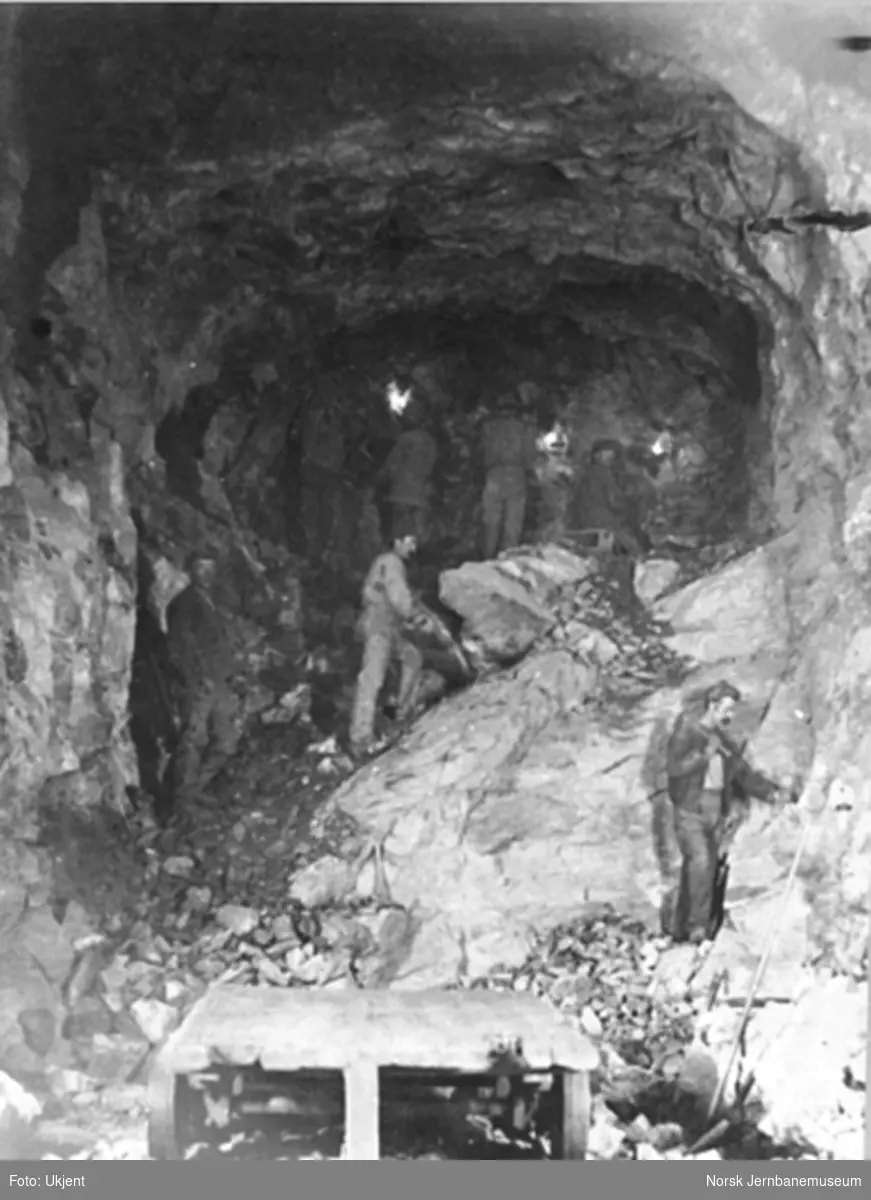 Anlegget av Gravehalsen tunnel; håndboring fra østsiden