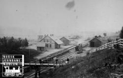 Oversiktsbilde over Ski stasjon, bl.a. med et damplokomotiv 