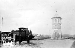 Damplokomotiv type 2a nr. 17 ved vanntårnet på Kirkenær stas